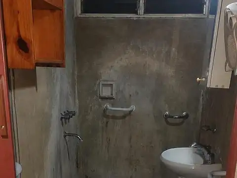 Casa con amplio jardin en Burzaco