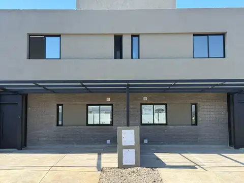 Casa tipo dúplex a estrenar en Colinas de Manantiales – 3 dormitorios, patio y cochera doble