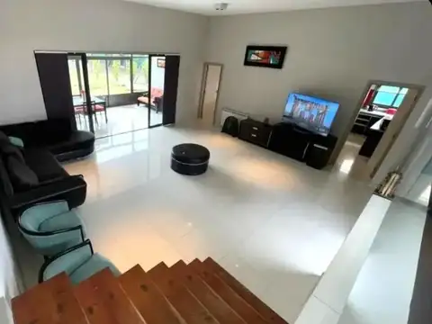 Casa en Venta con 4 cocheras