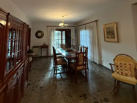 Casa 5 ambientes con 4 baños