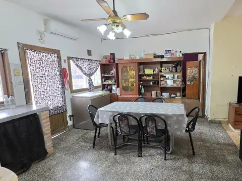 CASA A LA VENTA DE DOS DORMITORIOS + COMODIN + PATIO EN BARRIO TIRO SUIZO