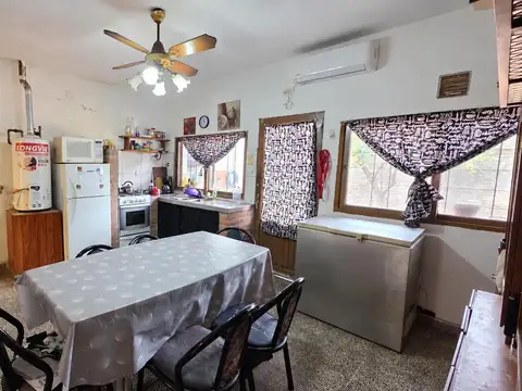 CASA A LA VENTA DE DOS DORMITORIOS + COMODIN + PATIO EN BARRIO TIRO SUIZO