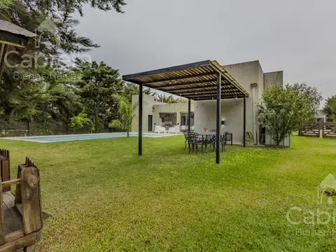 Casa en Venta con 2 cocheras
