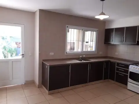 Casa en Alquiler con 2 cocheras