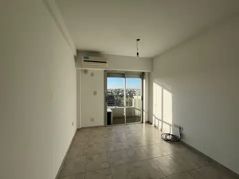DEPARTAMENTO 2 AMB C/ BALCÓN  Y COCHERA CUBIERTA - HAEDO CENTRO.-