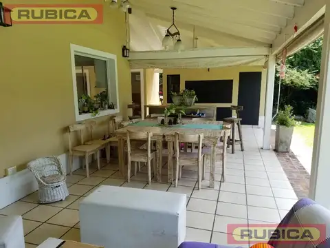 Casa 5 ambientes con 4 baños