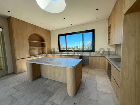 Casa en Venta con 4 cocheras