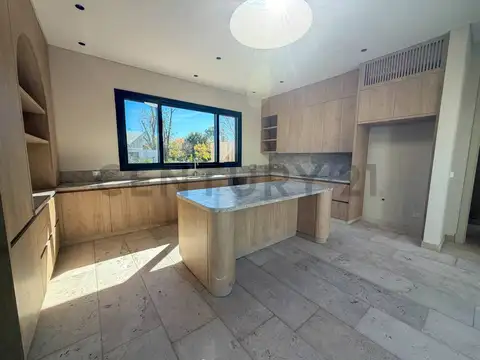 Casa en Venta con 4 cocheras