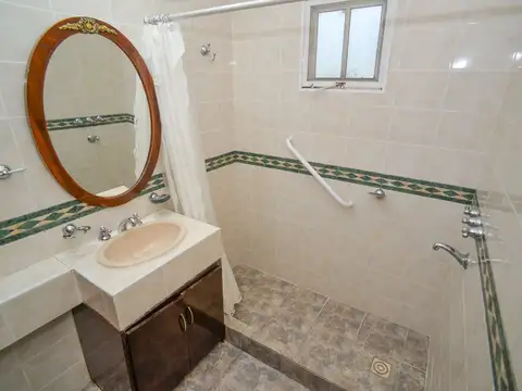 Casa 8 ambientes con 4 baños