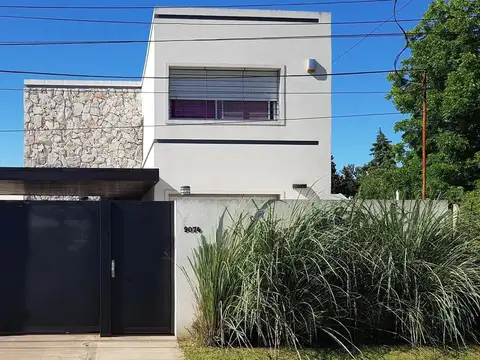 VENTA - Casa de 4 dormitorios, quincho, jardín y piscina - Fisherton, Rosario.