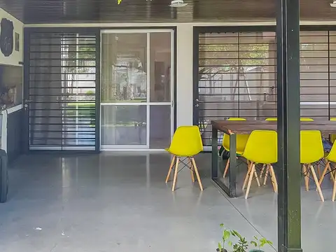 Casa 8 ambientes con 4 baños