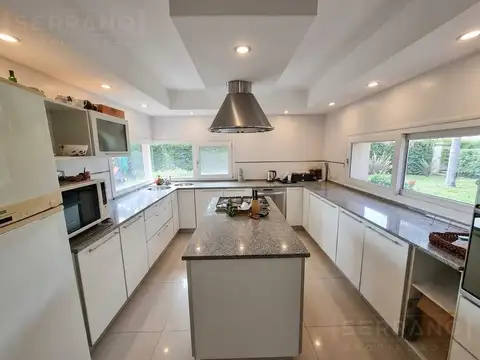 Casa 6 ambientes con 4 baños