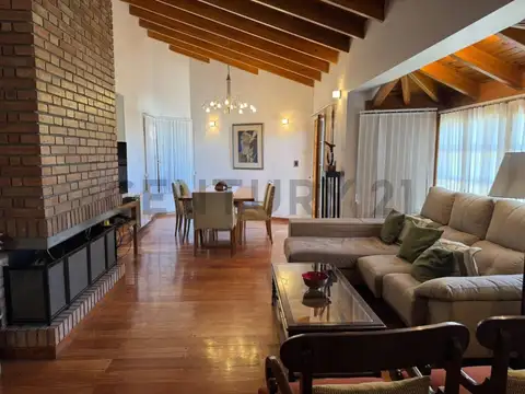 Casa en Venta con 2 cocheras