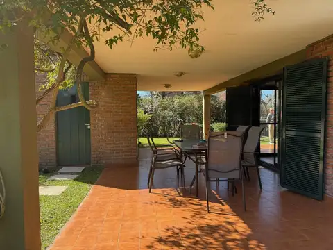 Casa 5 ambientes con 2 baños