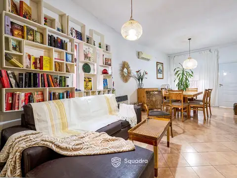 VENTA - Casa 2 dormitorios reciclada, con cochera y jardín - Ludueña, Rosario.