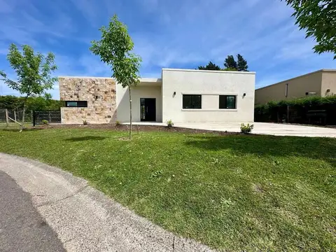 Casa 4 ambientes con 1 baño