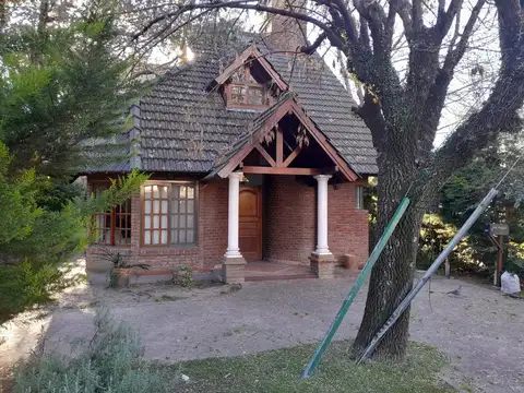 Chalet 2 plantas con pileta en Club de Campo