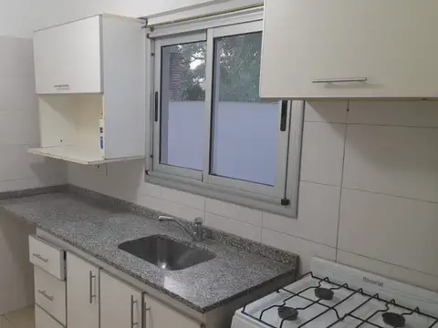 Dpto 2 ambientes. Muy amplio. Luminoso. Recién pintado.