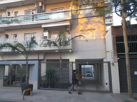 Dpto 2 ambientes. Muy amplio. Luminoso. Recién pintado.