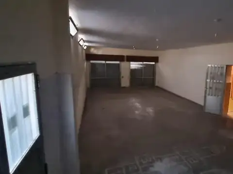 Casa con salón Comercial y Dpto Ideal Para inversión