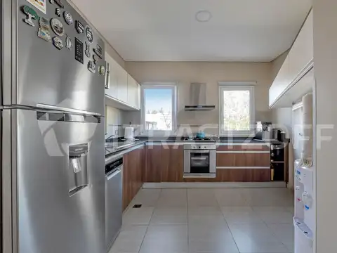Casa en Venta con 4 cocheras