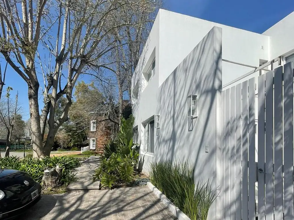 Casa - 400  m² Cubierta | 4 dormitorios | 15 años | 3 baños | 6 ambientes | 3 cocheras