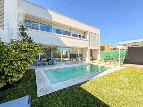 Casa en venta de 4 dormitorios, parque y pileta, en Manuel B. Gonnet