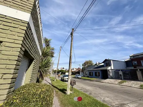 Casa en Alquiler con 2 cocheras