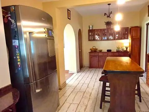 Hermosa Casa de 3 Dorm. Gran Quincho, Cocheras, Pileta, en 2200 m² de Parque.