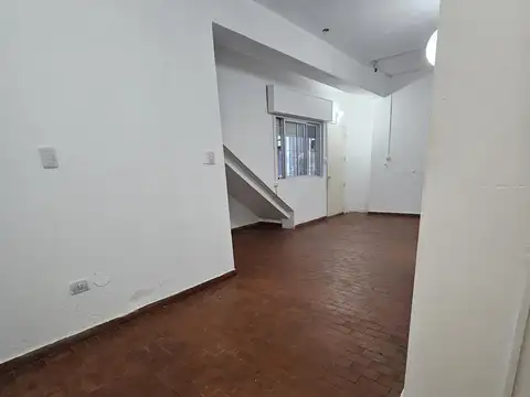 LINDO DEPARTAMENTO DE 1 AMBIENTE CON COCINA SEPARADA EN MUNRO. NO PAGA EXPENSAS 