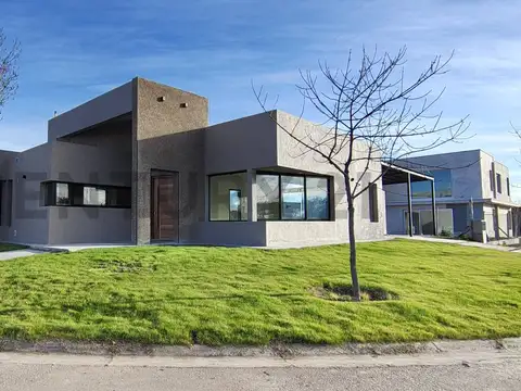 Casa de categoría en venta-Barrio La Luisa-Lujan de cuyo