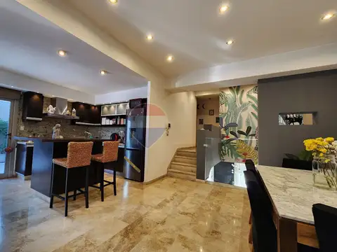 Casa en Venta con 2 cocheras