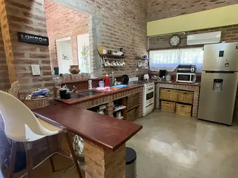 Casa 4 ambientes con 2 baños