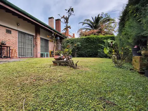 Hermosa Casa 4 Ambientes Sobre Doble Lote Con Parque, Quincho Y Parrilla