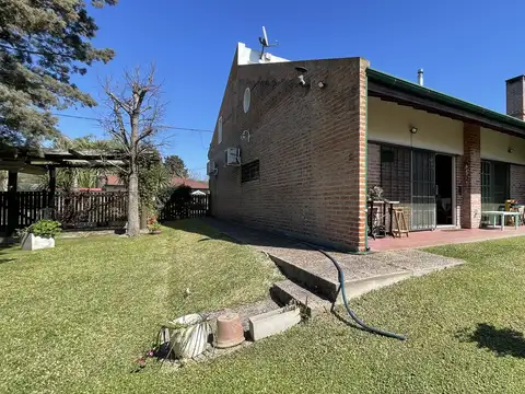 Hermosa Casa 4 Ambientes Sobre Doble Lote Con Parque, Quincho Y Parrilla