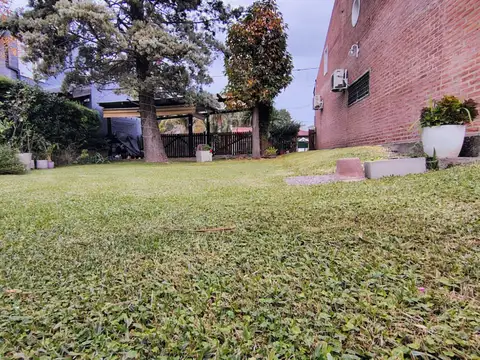 Hermosa Casa 4 Ambientes Sobre Doble Lote Con Parque, Quincho Y Parrilla