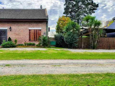 Hermosa Casa 4 Ambientes Sobre Doble Lote Con Parque, Quincho Y Parrilla