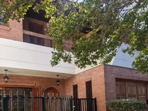 Venta de casa con parque y piletaH