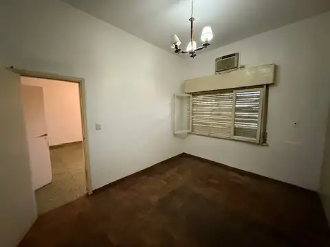 VENTA CASA 3 AMB CON COCHERA Y PARQUE JARDIN CON PILETA Y QUINCHO LOTE PROPIO EN ESQUINA CON LOCAL