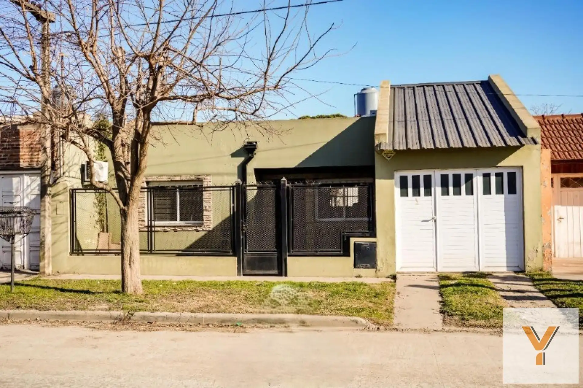 Casa 3 dorm, 100 m² cubiertos + patio y galería con parrilla — calle 7, Balcarce