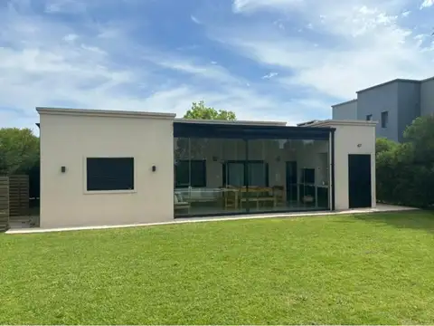 Casa en Alquiler con 2 cocheras