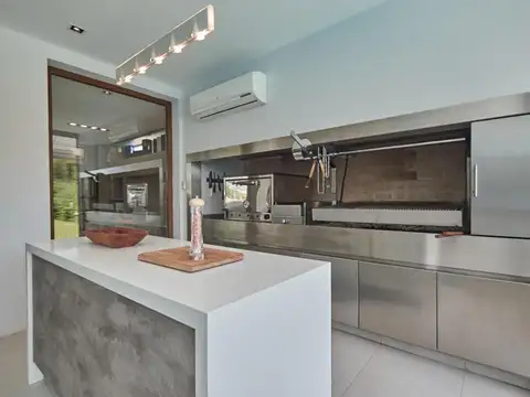 Casa en Venta con 3 cocheras