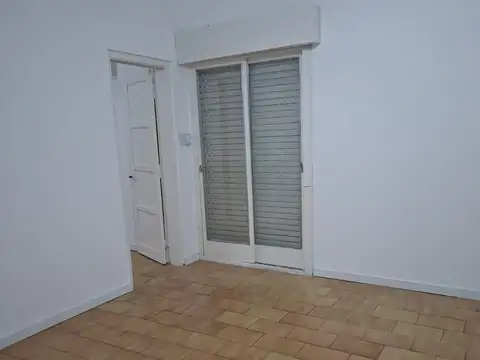 PH en Caballito. 2 ambientes amplios con patio cubierto. Impecable estado.