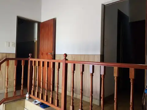 Casa estilo Ingles de 4 amb  con destino comercial