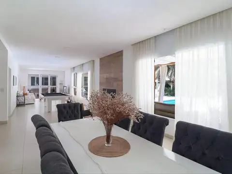 Casa 9 ambientes con 4 baños