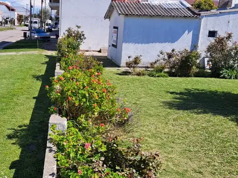VENTA CASA 3 AMB. A REFACCIONAR C/GRAN PARQUE  