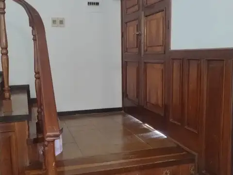 Casa en Alquiler con 2 cocheras