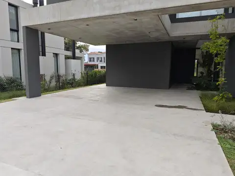 Casa en Venta con 4 cocheras