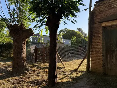 ¡Se vende casa con alma a reciclar, llena de posibilidades y con todos los servicios!