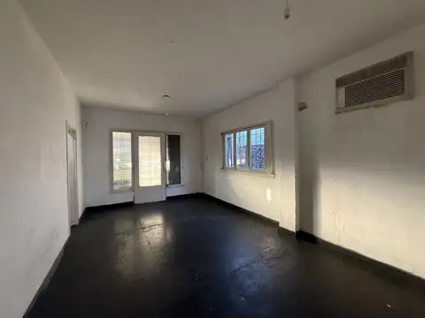Casa 6 ambientes con 2 baños